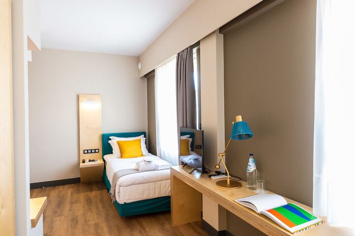 Room 18 of 102