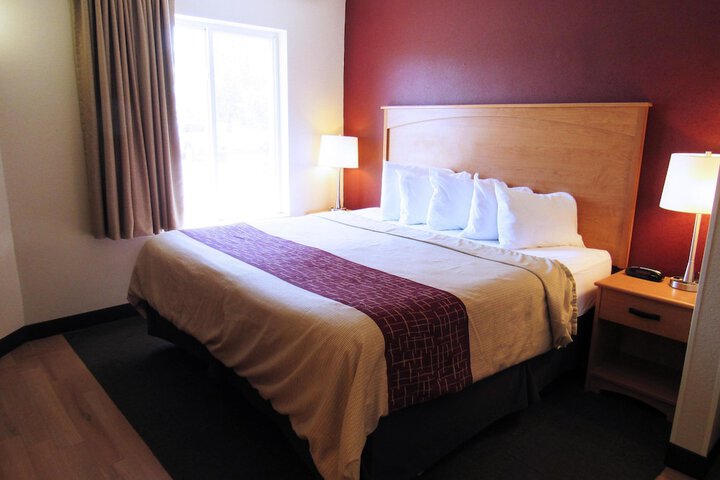Deluxe King Bed (4 of 12)