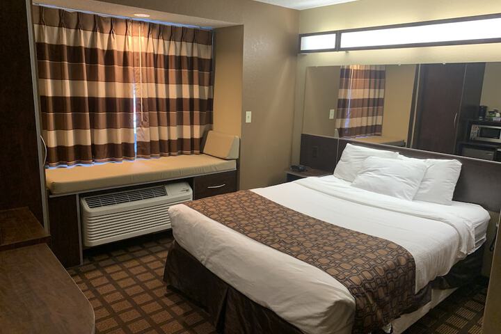 1 Queen Bed Accessible Room (20 of 26)