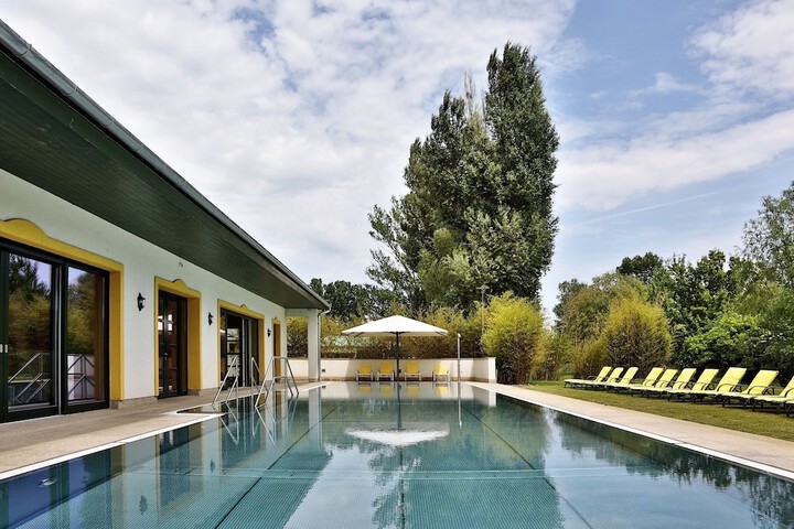 Hotel with Pool