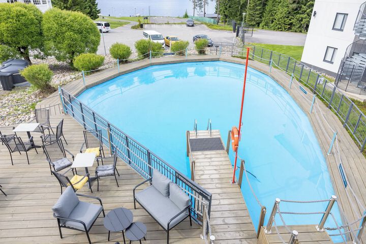 Pool 41 of 76