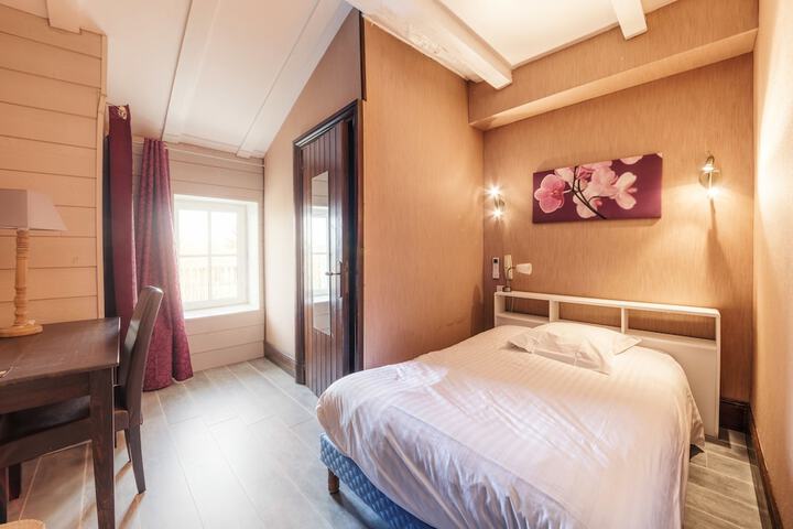 Room 13 of 40