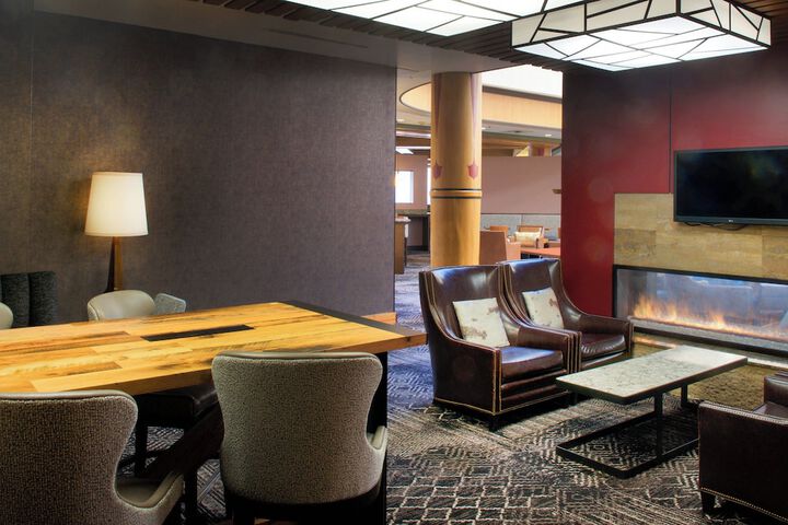 Lobby lounge