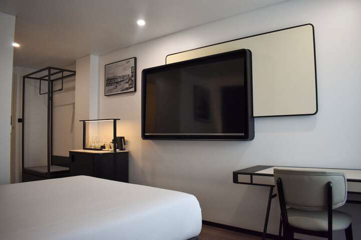 Room 17 of 34