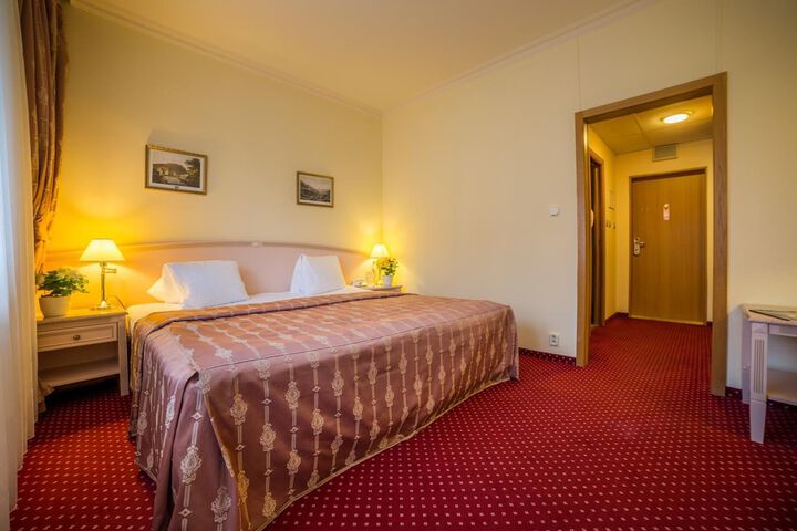Room 18 of 77