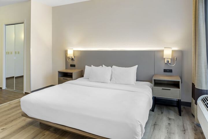 1 King Bed (6 of 23)
