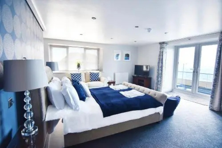 Room 5 of 18