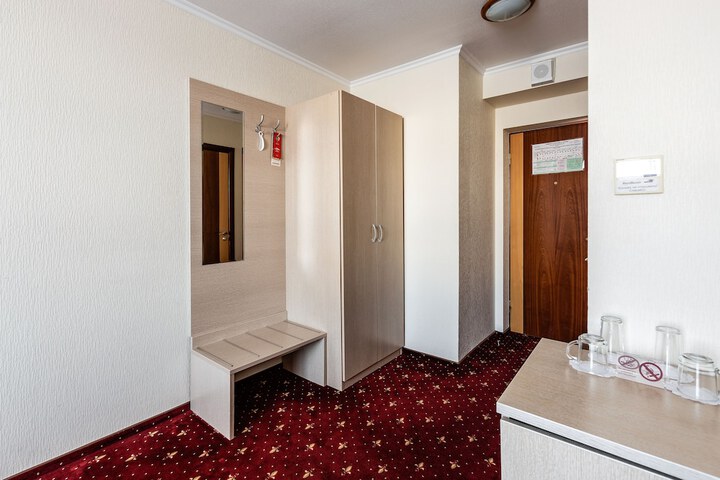 Room 9 of 102
