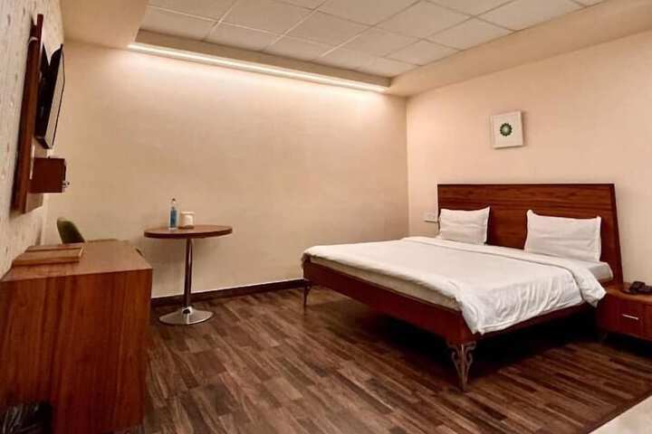 Room 5 of 10