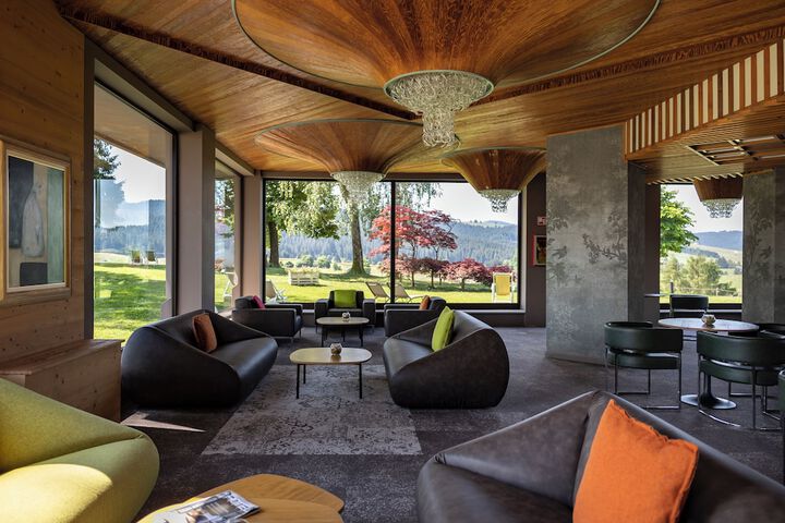 Lounge 48 of 59