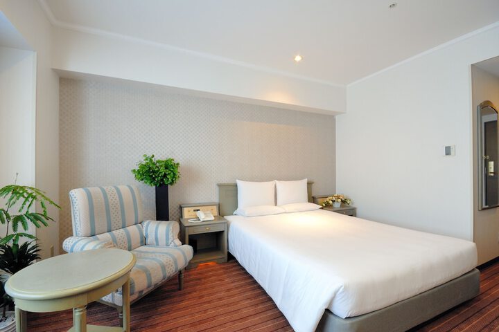 Room 10 of 75