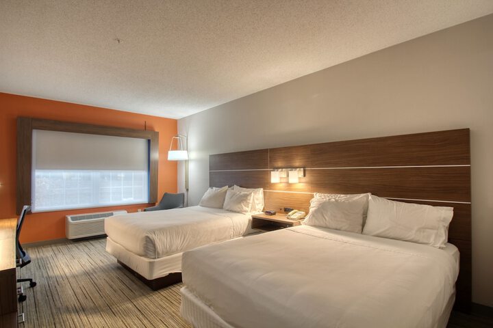 2 Queen Beds (10 of 18)