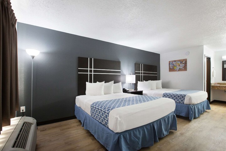 1 Queen Bed (4 of 22)