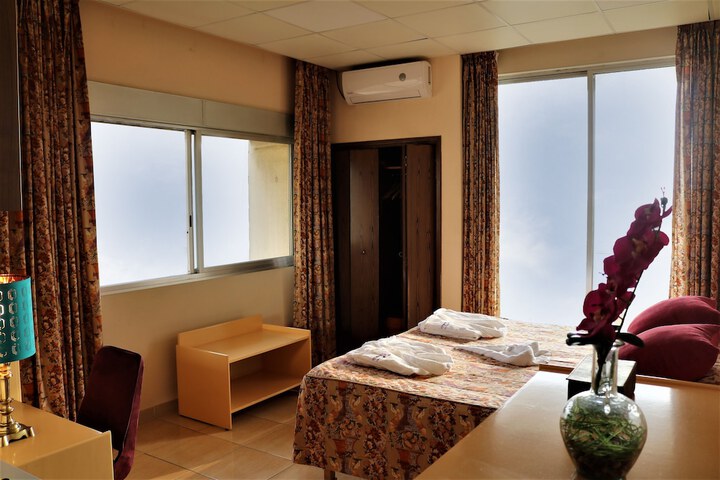 Room 3 of 40