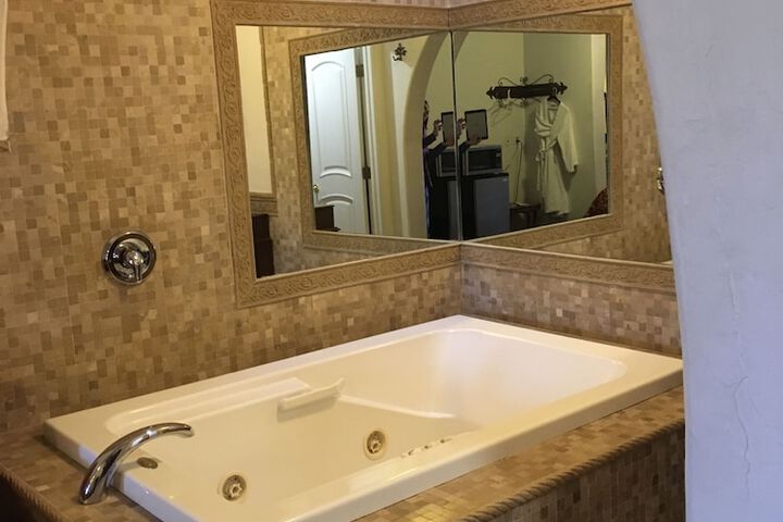 Deep soaking bathtub