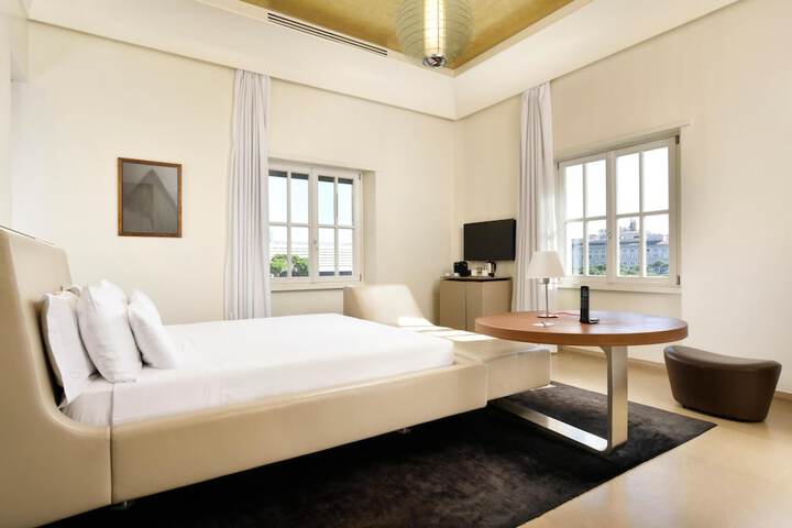Room 33 of 110