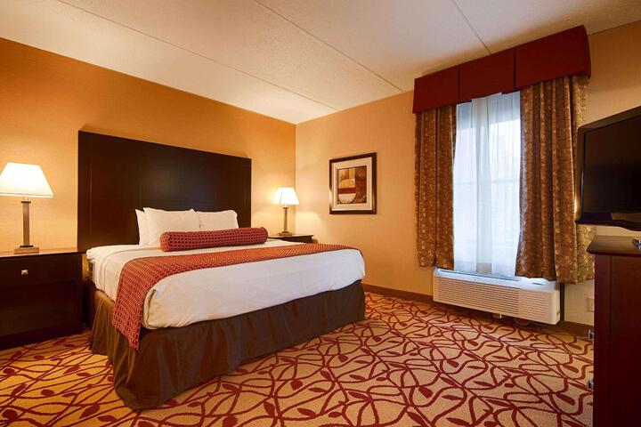 1 King Bed Microwave and Refrigerator WiFi Full Breakfast (5 of 12)