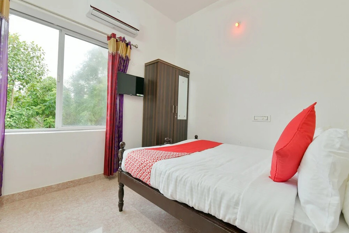 Room 6 of 16