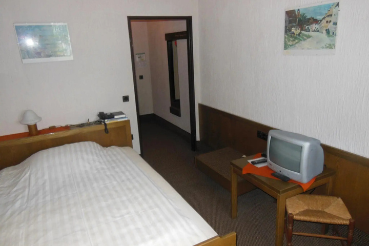 Room 4 of 12