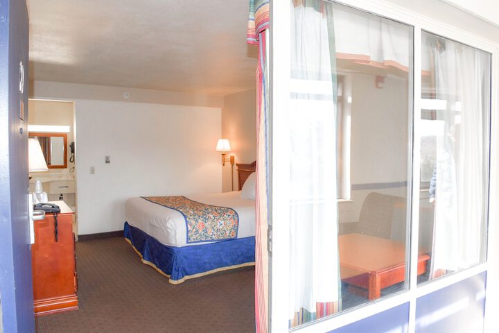 Premium Room 1 King Bed (14 of 14)