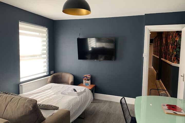 Lounge 19 of 24