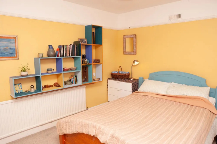 Room 4 of 8