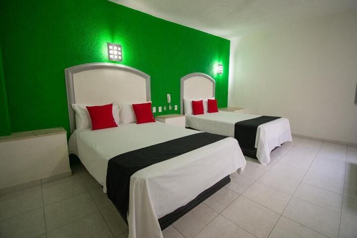 Room 6 of 28