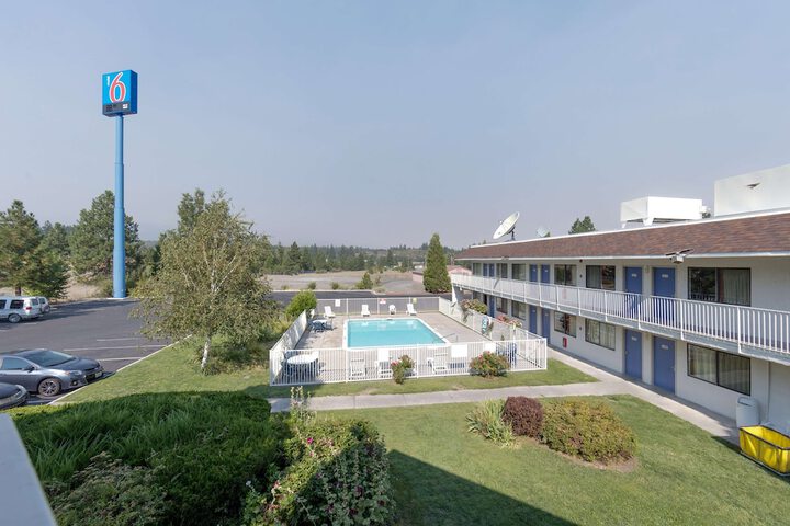 Hotel Pool
