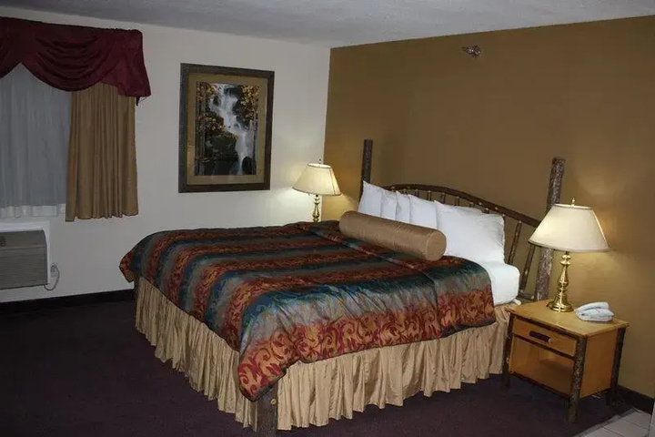 Saratoga Inn & Suites