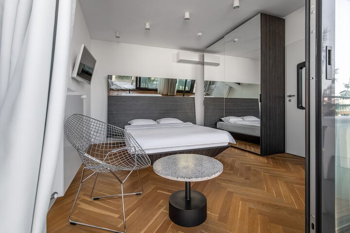 Room 15 of 37