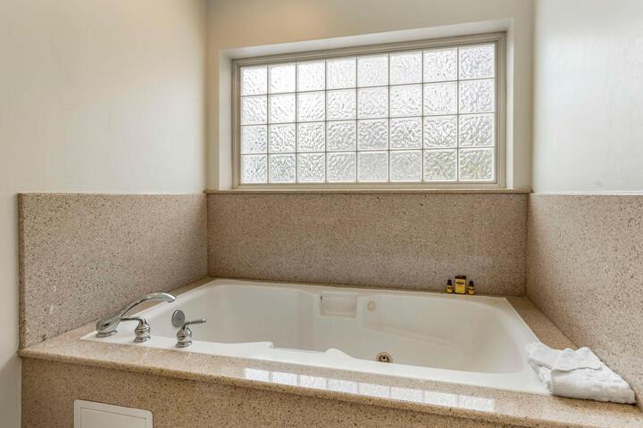 Suite 1 King Bed Microwave and Refrigerator Sofa WiFi Full Breakfast (19 of 28)