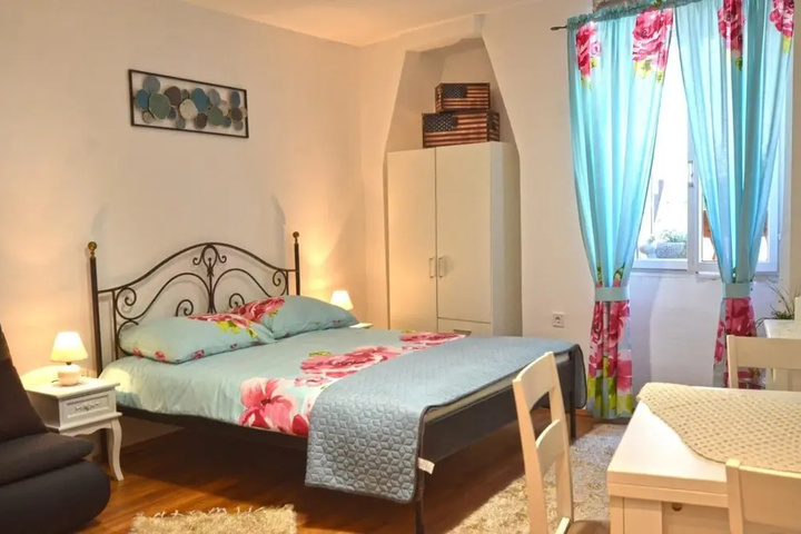 Room 5 of 11