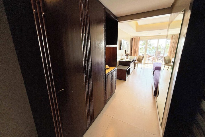 Room 14 of 211
