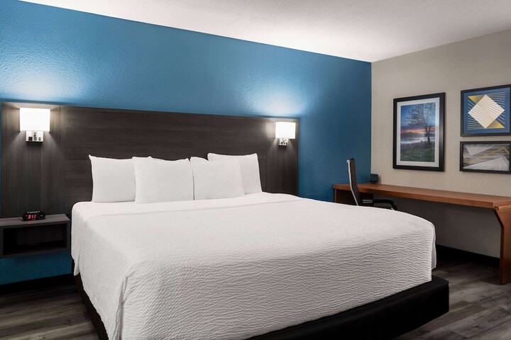 Executive King Bed (2 of 16)