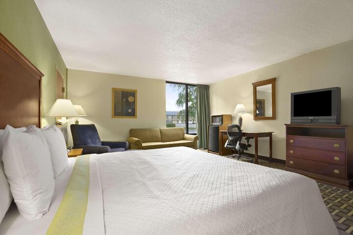 1 Queen Bed (9 of 16)