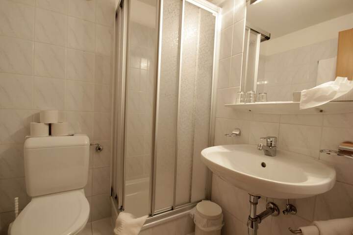 Room 10 of 28