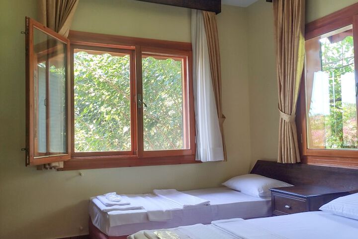 Room 5 of 18