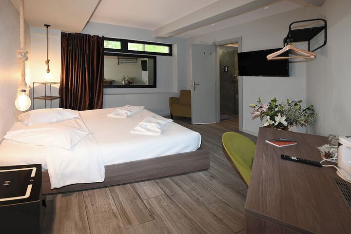 Room 45 of 200