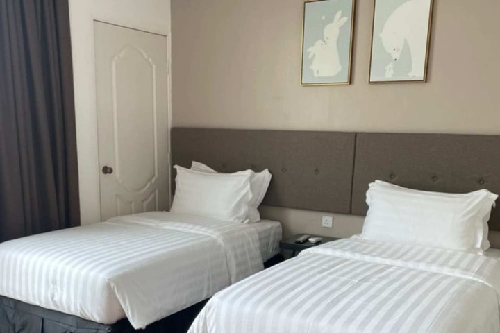 Room 9 of 80