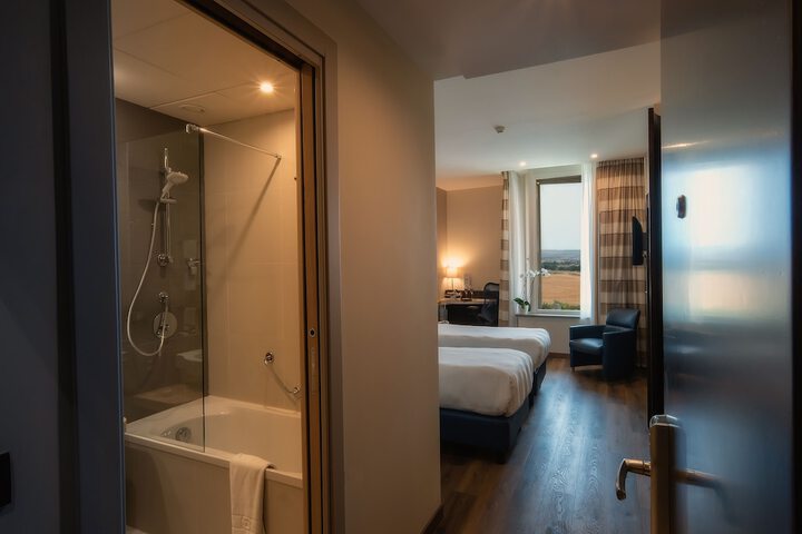 Room 40 of 106