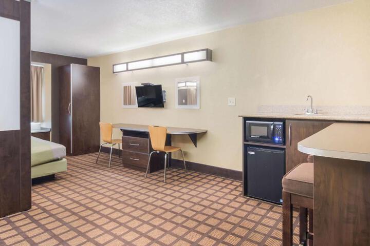 1 Queen Bed Refrigerator (12 of 16)