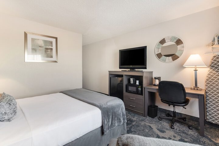 1 Queen Bed (5 of 9)