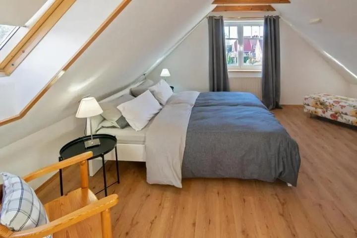 Room 4 of 12
