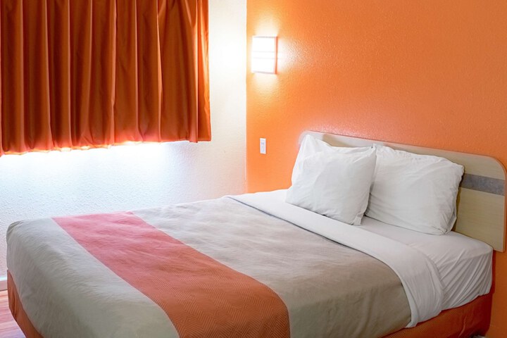 1 Queen Bed (6 of 11)