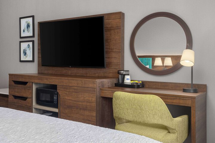 2 Queen Beds Hearing Accessible (23 of 28)