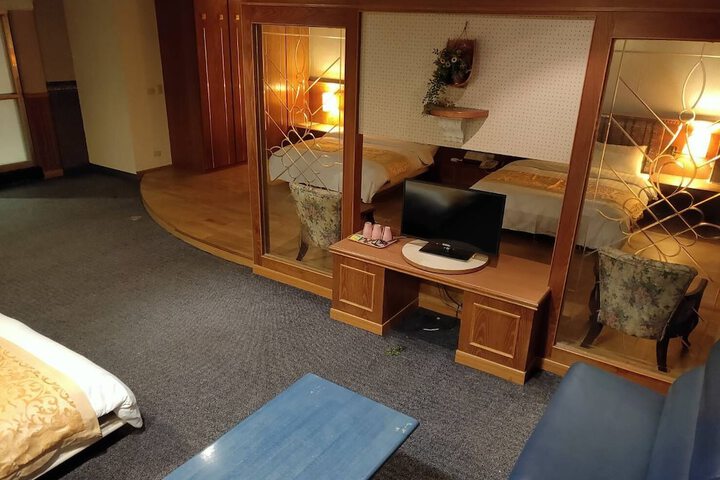 Room 9 of 22