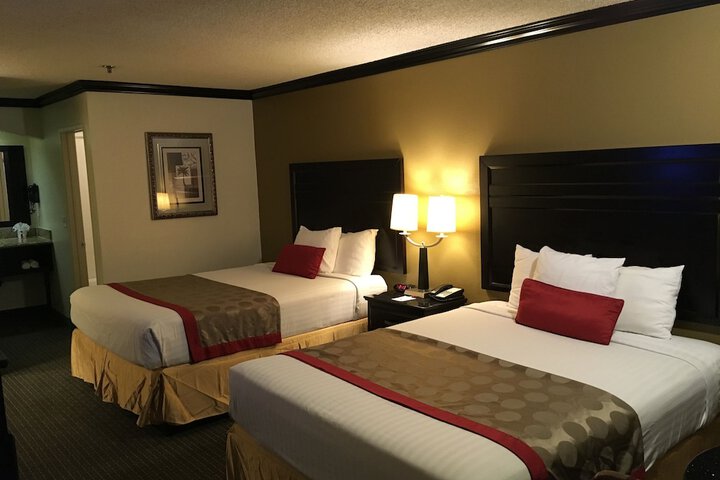 1 Queen Bed (5 of 18)
