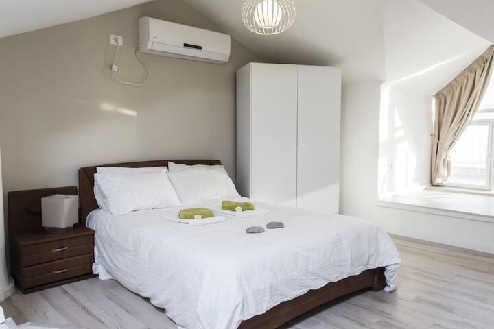 Room 6 of 18