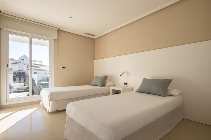 Room 2 of 27