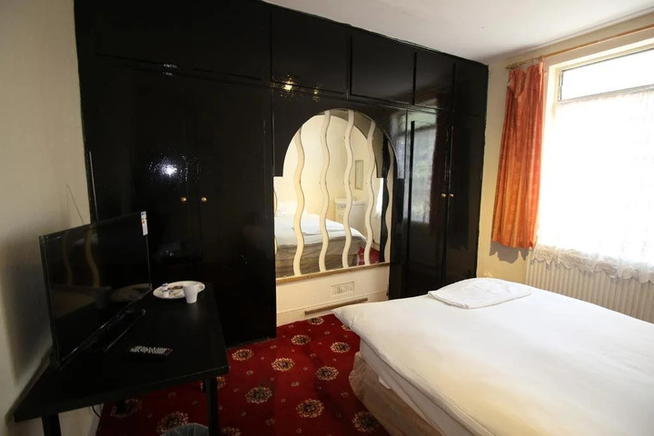 Room 3 of 8